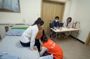 北漂家政女工的自我救赎之路:写作、画画,56岁要为自己活一回|从她说起
